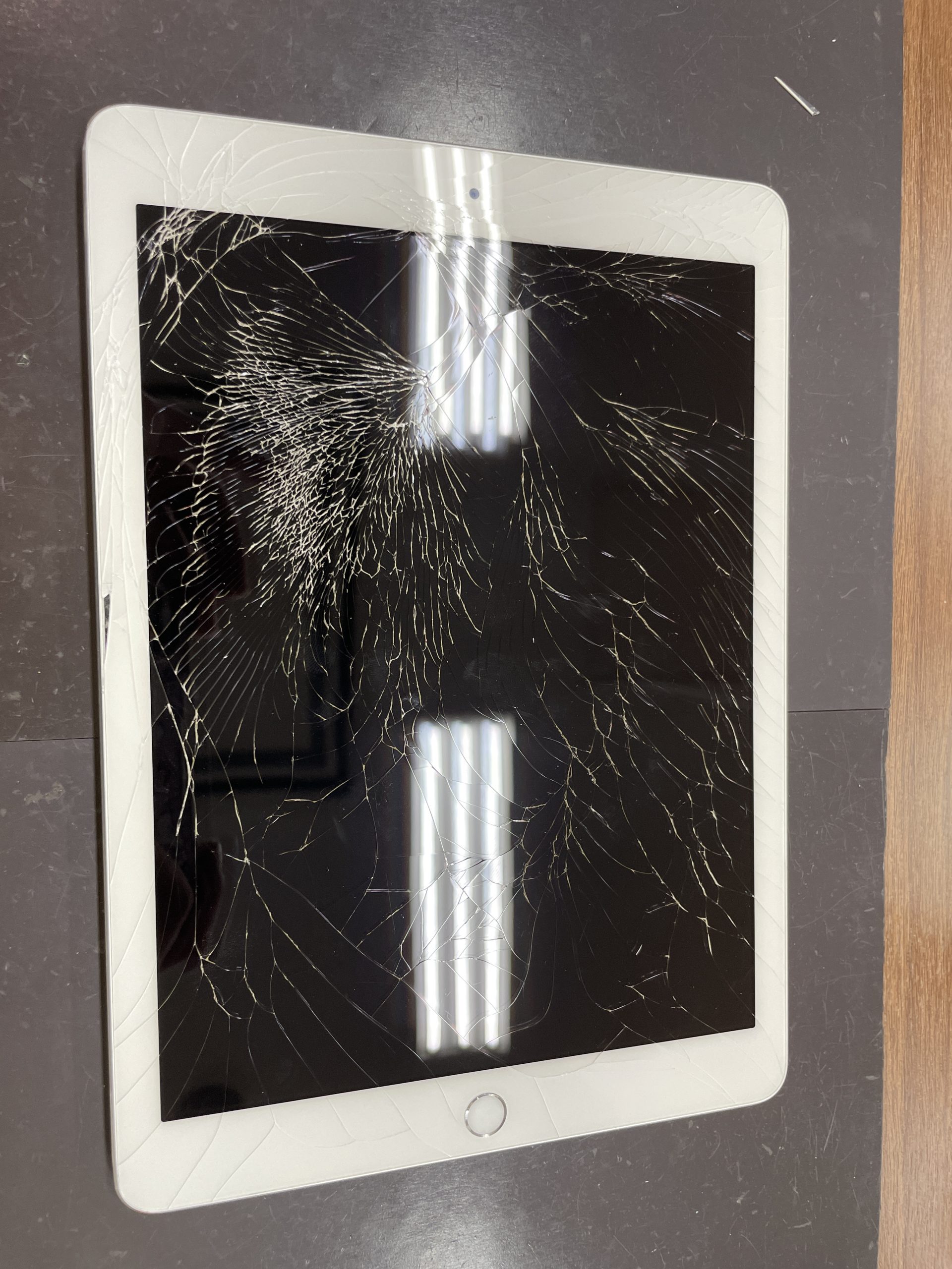 【iPad 7】バキバキにガラスが割れしました。≪佐賀市よりご来店≫