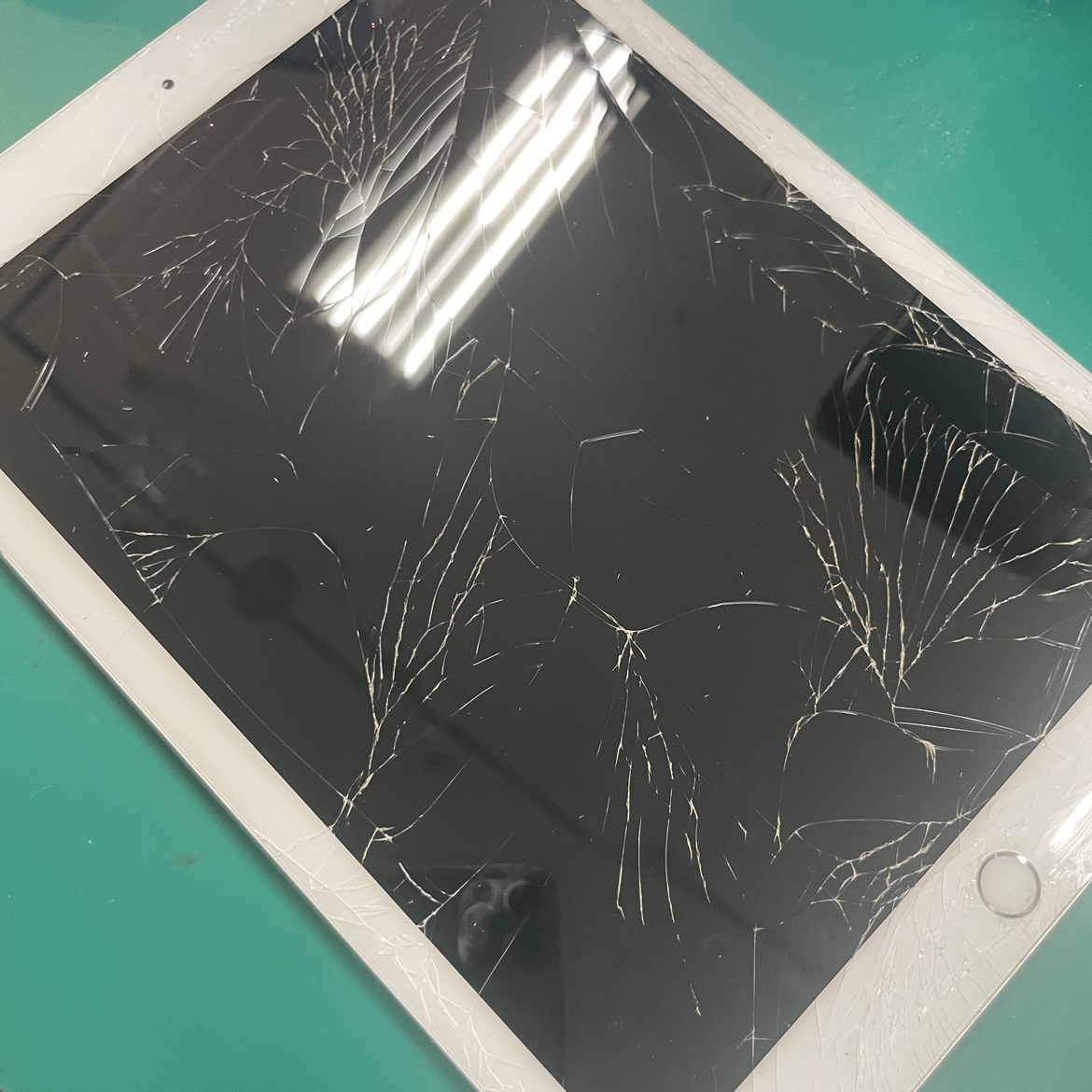 iPad7　ガラス交換修理【佐賀市からのご来店】
