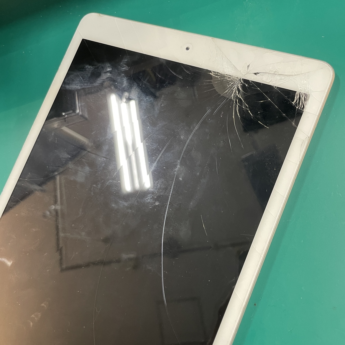 iPad8　フロントガラス交換修理【佐賀市からのご来店】