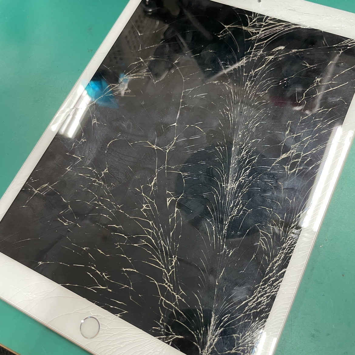 iPad8　フロントガラス交換修理【佐賀市からのご来店】