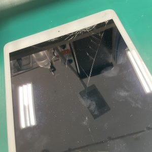 iPad7　ガラスパネル交換修理　佐賀