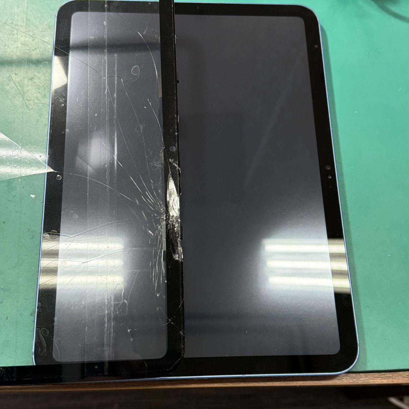 iPad第10世代　ガラス割れ交換修理【小城市からご来店】