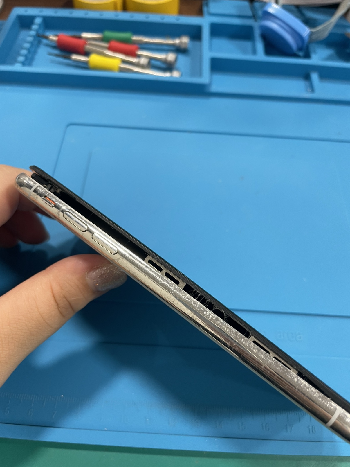 iPhoneXのバッテリー膨張　修理可能です！【佐賀市から来店】