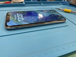 iPhoneX 新しいバッテリーを取りつけ、画面を閉める