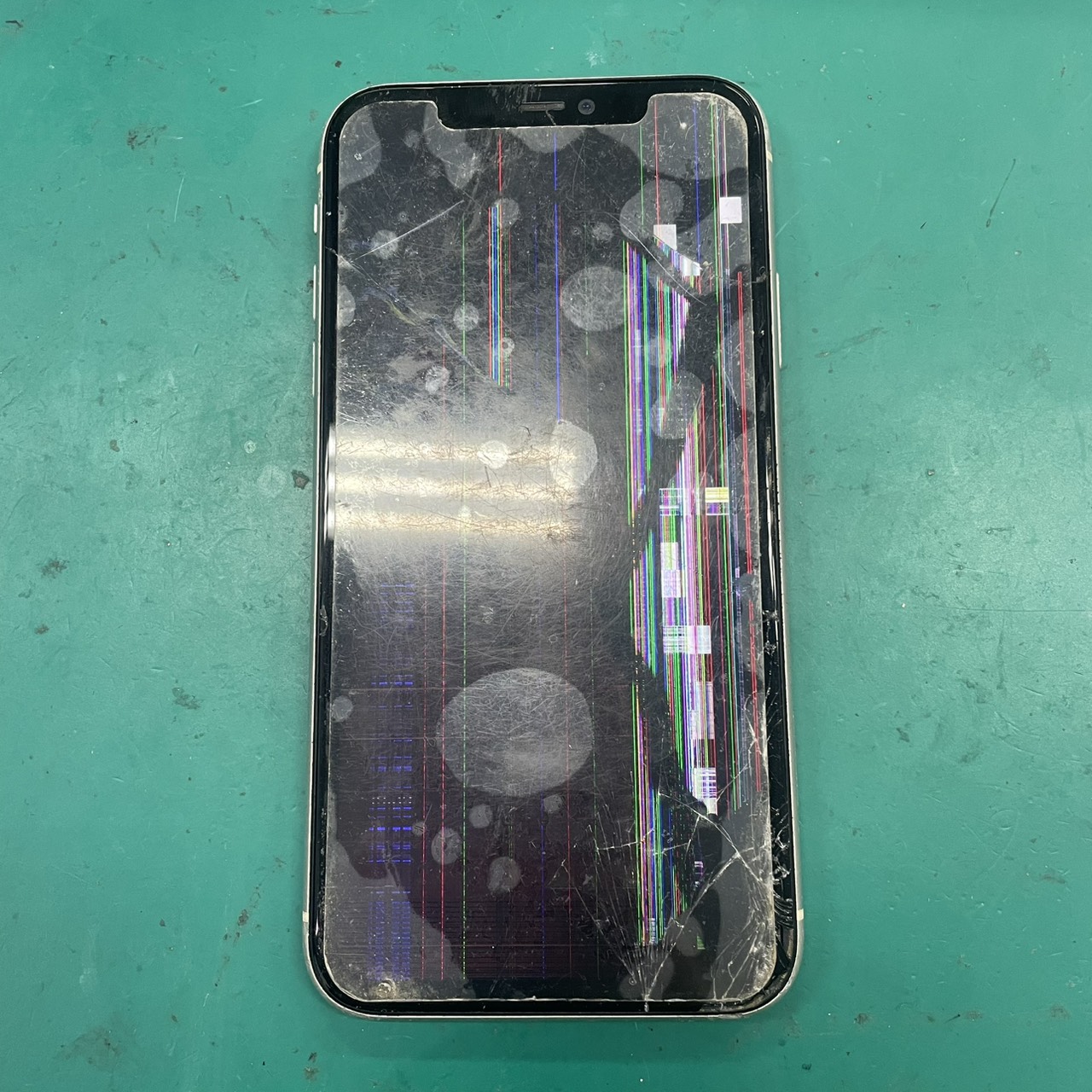 iPhone11　画面割れと液晶漏れで操作不可に💦【佐賀市よりご来店】