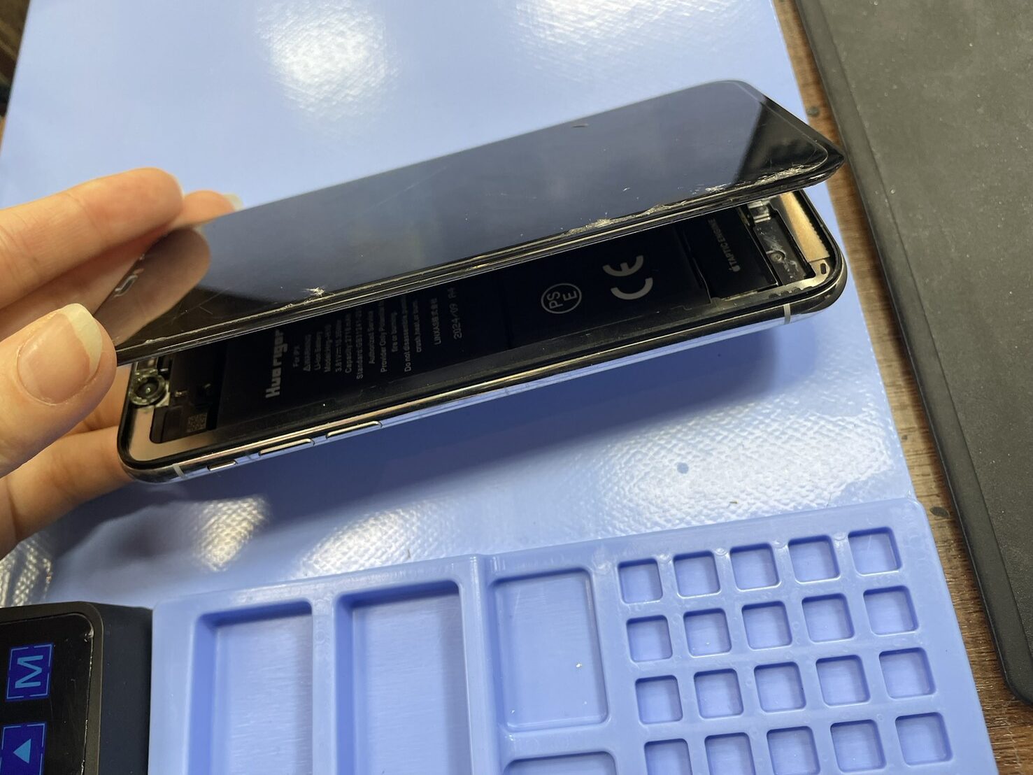 iPhoneXS　本体と画面が外れて内部がまる見え状態に💦